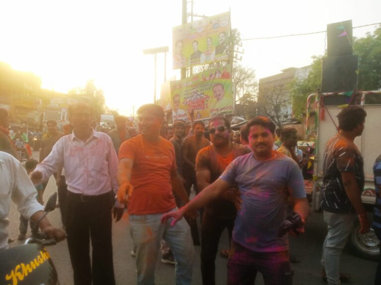 जोगीरा सरररर -: दुद्धी दूल्हे के संग होली के हुड़दंग भरी बारात के बीच, फाग का उत्सव गीत के साथ होली के त्यौहार का रंग चढ़ा।