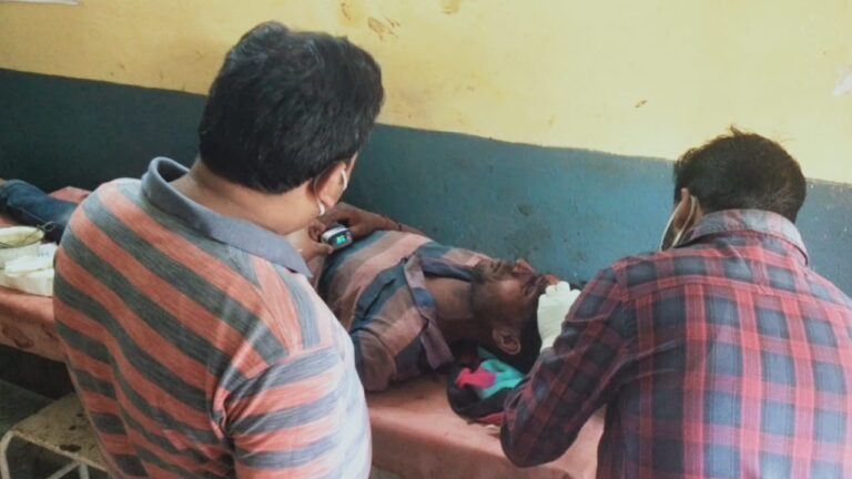 महुली गांव में दो पक्षों की मारपीट में एक युवक हुआ गम्भीर घायल, अस्पताल में इलाज जारी।