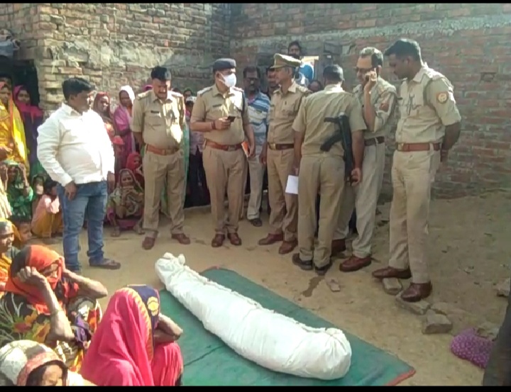 सोनभद्र -: गला रेतकर युवक की निर्मम हत्या,पुलिस अधीक्षक मौके पर पहुंचे।