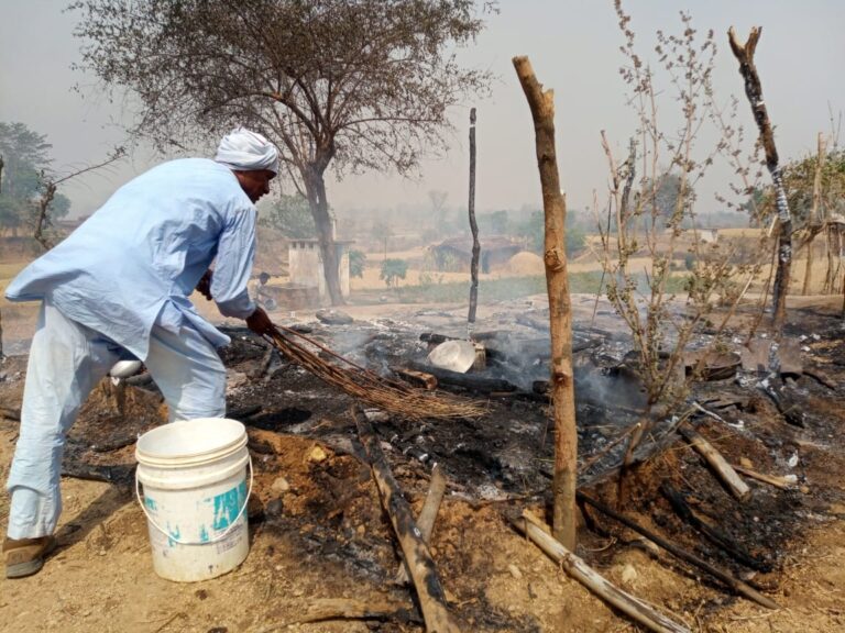 आगजनी -: कई बीघा खेत में लगा फसल जलकर राख।