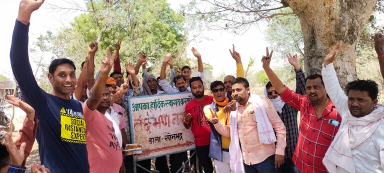 ओबरा तहसील का मुख्यालय डाला को बनाये जाने से लोगो मे हर्ष, मिठाई खिलाकर मनाई खुशी।