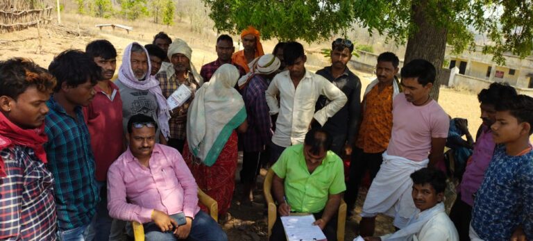 हथवानी के कोटेदार पर राशन वितरण में अनियमितता को लेकर ग्रामीणों ने जांच अधिकारी से की शिकायत।