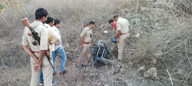 तेज गति से जा रहा बाइक सवार 10 फ़ीट गहरे खाई में गिरा,