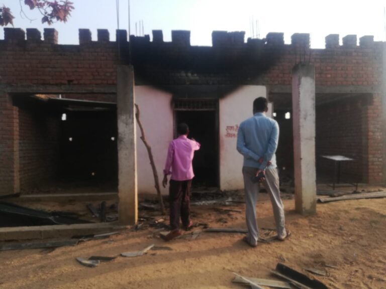 जुर्रा गांव में ताला तोड़कर दुकान में लगाई आग, लाखों का सामान जला।