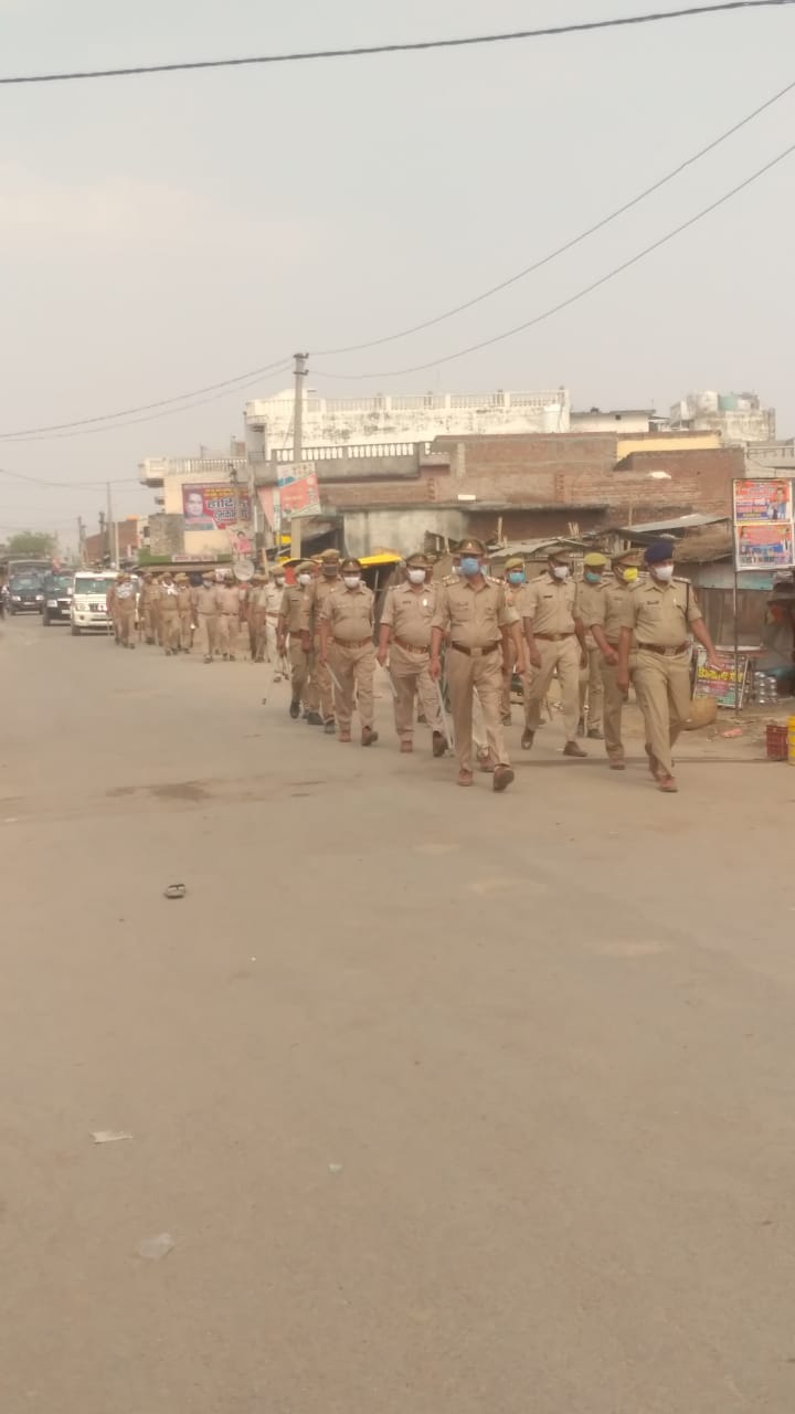 पंचायत चुनाव दृष्टिगत रायपुर पुलिस ने पैदल मार्च निकालकर किया लोगो को जागरूक, दिए दिशानिर्देश।