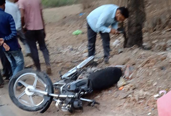 बाइक और ट्रक में जोरदार टक्कर एक घायल,एक रेफर।