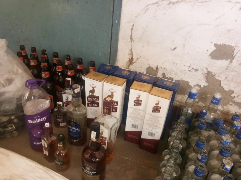 अवैध कारोबार का खुलासा-: एसओजी व ओबरा पुलिस ने सैकड़ो ब्रांडेड खाली बोतल,सील ढक्कन व रैपर के साथ सेल्समैन को किया गिरफ्तार,हड़कम्प।