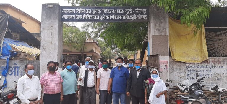 दुद्धी को जिला बनाओ को लेकर प्रदर्शन।