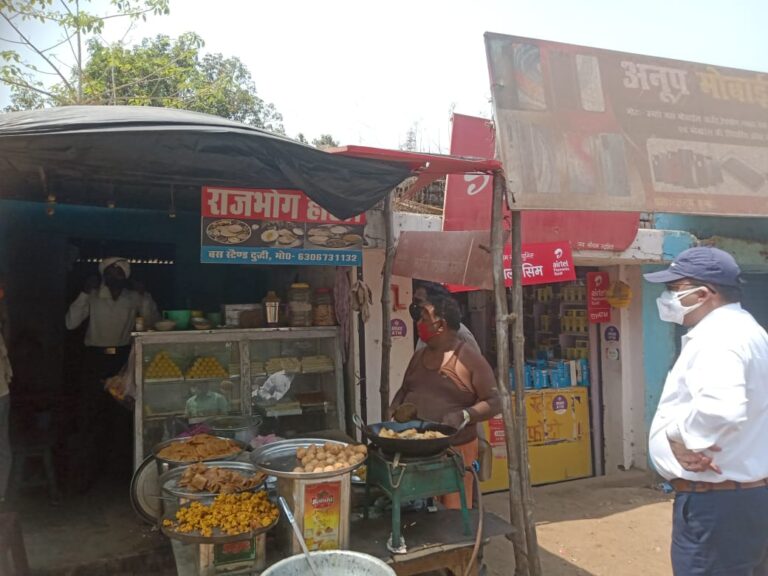 एसडीएम दुद्धी ने तहसील से पैदल दुकानदारों व राहगीरों से मास्क नहीं लगाए जाने को लेकर लगाई कड़ी फटकार।