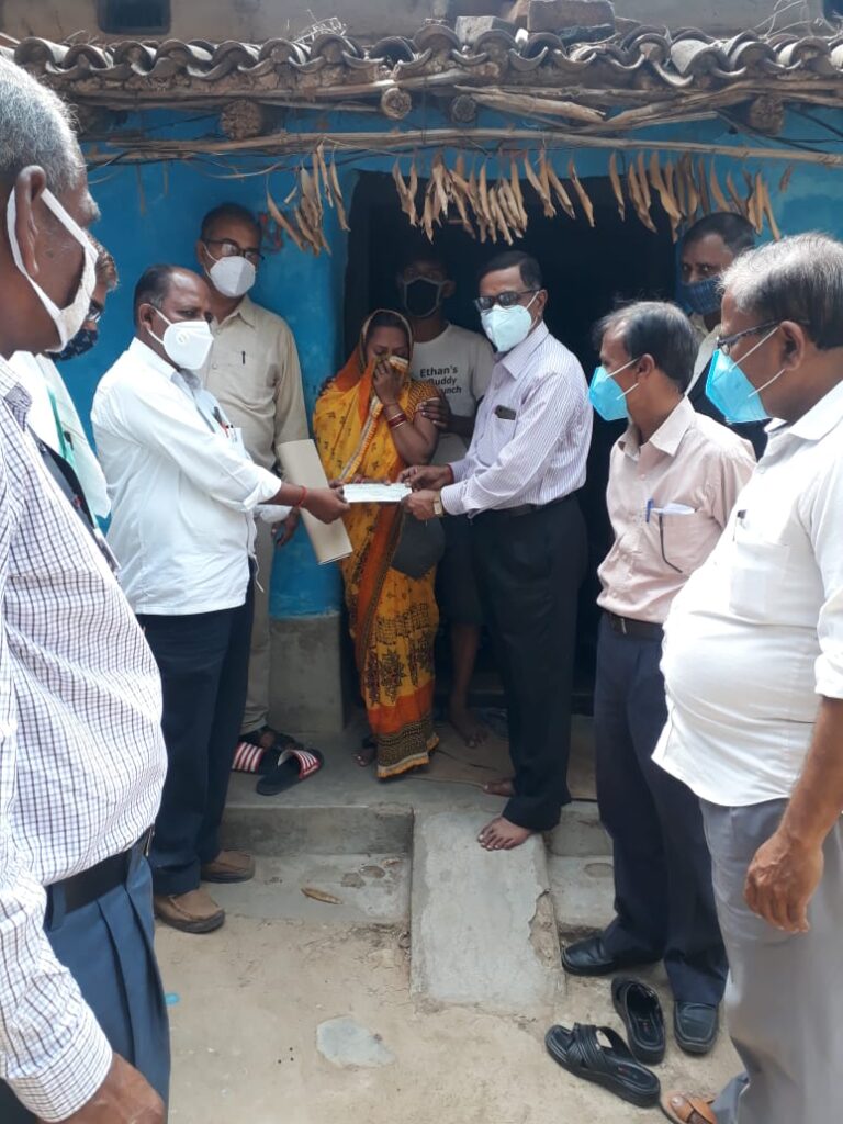 वेलफेयर कमेटी द्वारा अधिवक्ता कल्याण निधि से ₹50000 का चेक स्वर्गीय अधिवक्ता राम प्रकाश सिन्हा के पत्नी व बच्चों को दिया गया।