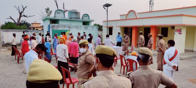 आदर्श आचार संहिता का एसडीएम, सीओ ने ग्राम रजखड़ में ग्रामीणों को पढ़ाया पाठ।