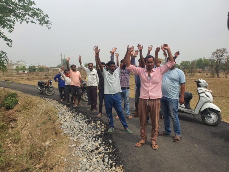 मानक के विरुद्ध सड़क बनाकर “आपदा में अवसर” की तलाश से आक्रोशित जनता ने किया प्रदर्शन।