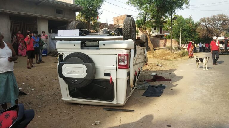 शादी समारोह में जा रही बोलेरो अनियंत्रित होकर पलटी।