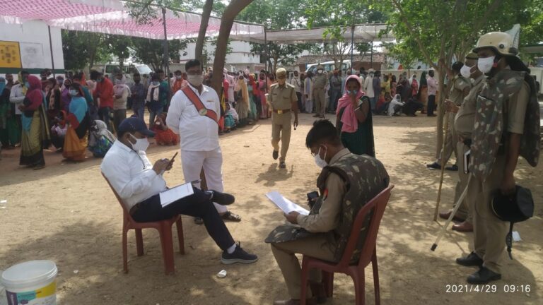 दुद्धी एसडीएम के सूझबूझ से मतदान बूथ संख्या 193 सेक्टर 15 पर बड़ा हादसा टला, हुआ था विवाद।