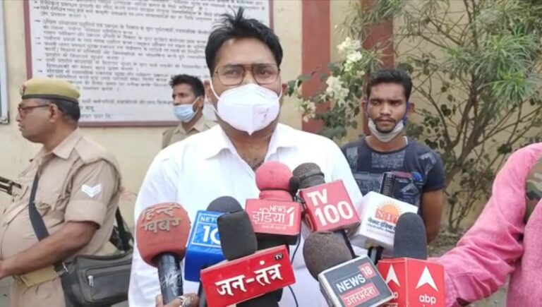 एसडीएम दुद्धी रमेश कुमार लैन्को परियोजना हादसे में घायल मजदूरों का हाल-चाल जानने अस्पताल पहुंचे।