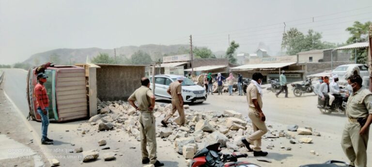 बोल्डर लदी टिपर अनियंत्रित होकर पलटा चालक बाल-बाल बचा।