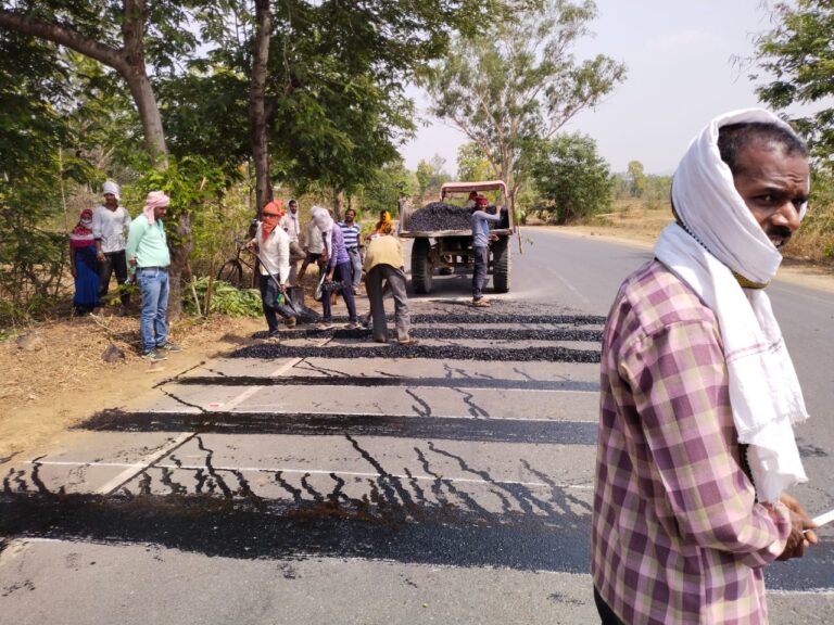 बढ़ते सड़क दुर्घटनाओं के दृष्टिगत दुध्दी एसडीएम के आदेश पर स्पीड ब्रेकर लगाए जाने की प्रक्रिया शुरू।