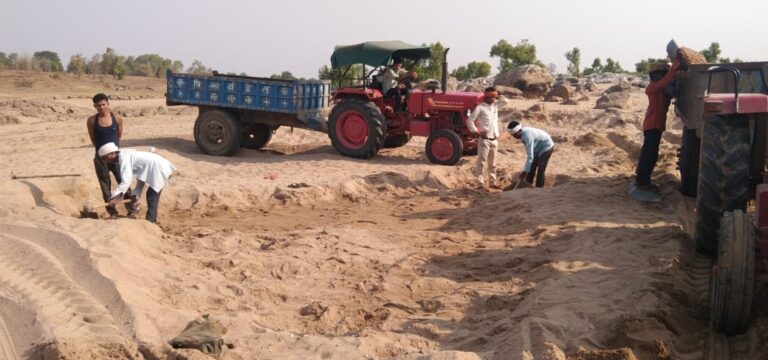 आपदा के समय अवैध बालू नगवा तूरा घाट से दिन में ढो रहें खननकर्ता से त्रस्त प्रकृति।
