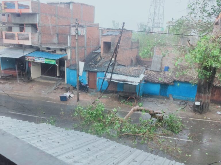 आंधी पानी से जनजीवन हुआ अस्त-व्यस्त।