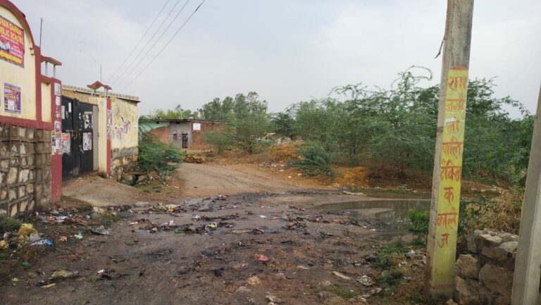 डाला-: झमाझम बारिश से मौसम सुहाना,गली में जमें कचरे और पानी।