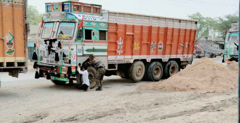 गिट्टी लदी ट्रक खनिज बेरियर पर बिना परमिट के खड़ी, कार्यवाही शून्य।