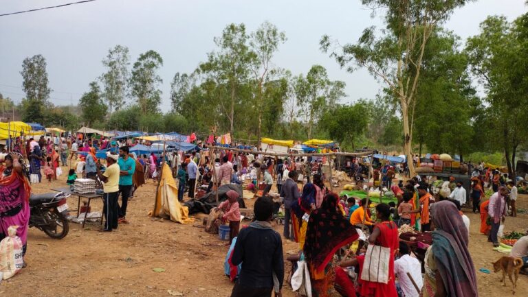 साप्ताहिक बाजार में नही हो पा रहा समाजिक दूरी का अनुपालन,संक्रमण के खतरे को मिल रहा बल।