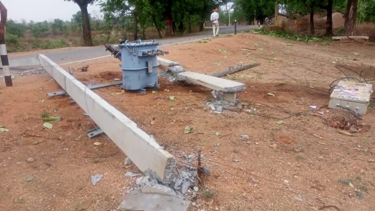 बारिश के साथ आँधी ने मचाया उत्पात,25केवीए ट्रांसफार्मर समेत दर्जनो पेड़ हुए जमींदोज