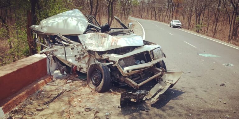 मिर्जापुर दुःख में शरीक होने बोलेरो से जा रहे मल्देवा निवासी दीपक कसेरा की एक्सीडेंट में दर्दनाक मौत।