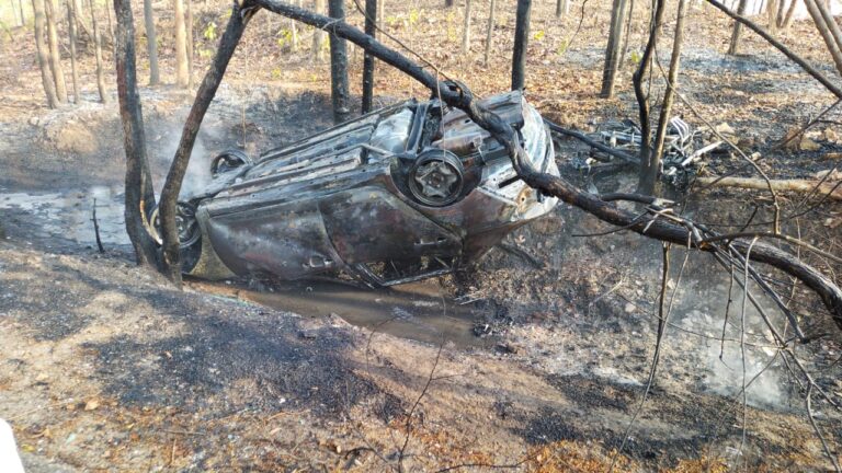 कार और बाइक की टक्कर में बाइकसवार पति पत्नी की जलकर मौत, कार और बाइक भी जला।