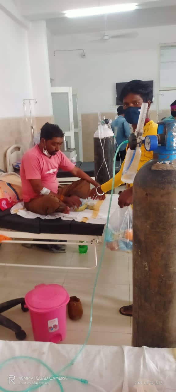 शिवम गोयल ने अस्पताल में फल वितरण कर मनाया जन्म दिन