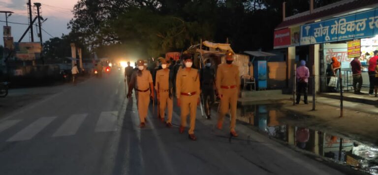 दुद्धी में प्रमुख मार्गों में करोना कर्फ्यू के पालन के लिए सी ओ के नेतृत्व में मार्च