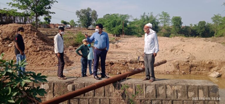 ग्राम बीडर लौआ नदी के पास गिरे विद्युत पोल को एसडीएम के पहल पर विद्युत विभाग ने दूसरी ओर पोल लगाया।