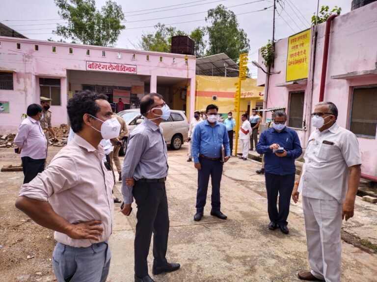 कोविड-19 निगरानी समिति की पड़ताल को लेकर श्रम आयुक्त / नोडल अधिकारी मुहम्मद मुस्तफ़ा,जिलाधिकारी सोनभद्र अभिषेक सिंह अचानक पहुँचे दुद्धी।