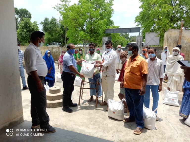 हिंडालको ग्रामीण विकास विभाग के महाप्रबंधक श्री अभिजीत जी ने बढ़ाए असहायों के लिए हाथ, बांटा राशन व किट
