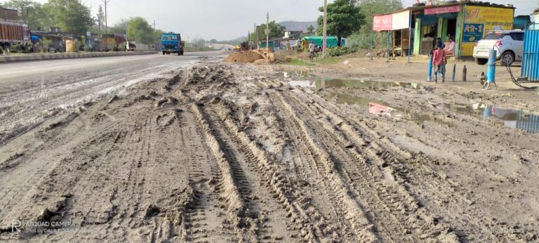 स्थानीय चौकी क्षेत्र के बॉडी में वाराणसी शक्तिनगर मार्ग पर लगभग आधा फिट मिट्टी जमा होने से रहवासियों को हो रही दिक्कतें