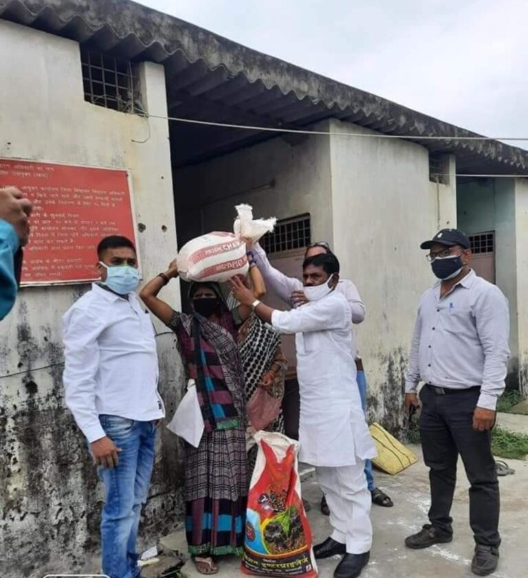 प्रधानमंत्री गरीब कल्याण योजना के तहत क्षेत्र में वितरित होने वाले खाध समाग्रियो का शुभारंभ क्षेत्र के ओबरा विधायक संजीव कुमार गोड़ द्वारा शुक्रवार को किया गया।