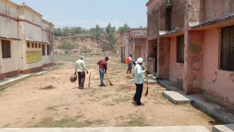 अमवार पीएससी में सामूहिक सफाई अभियान चलाया गया