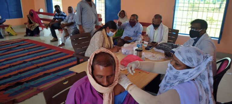 पंचायत भवन परिसर में कोरोना से बचाव के लिए किया गया टीकाकरण