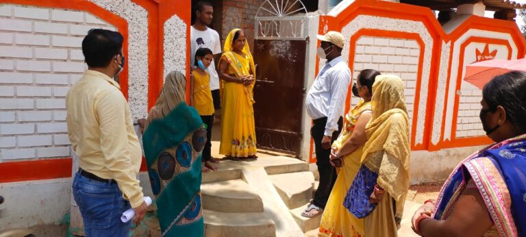 कोविड निगरानी समिति मल्देवा के द्वारा संक्रमण से बचाव व उपाय के लिए घर-घर संपर्क