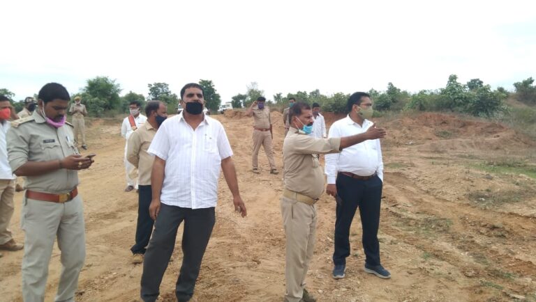 सागोबांध-गुल्लर घाट जाने वाले रास्ते को कटवा कर अबैध खनन रोकने का प्रयास