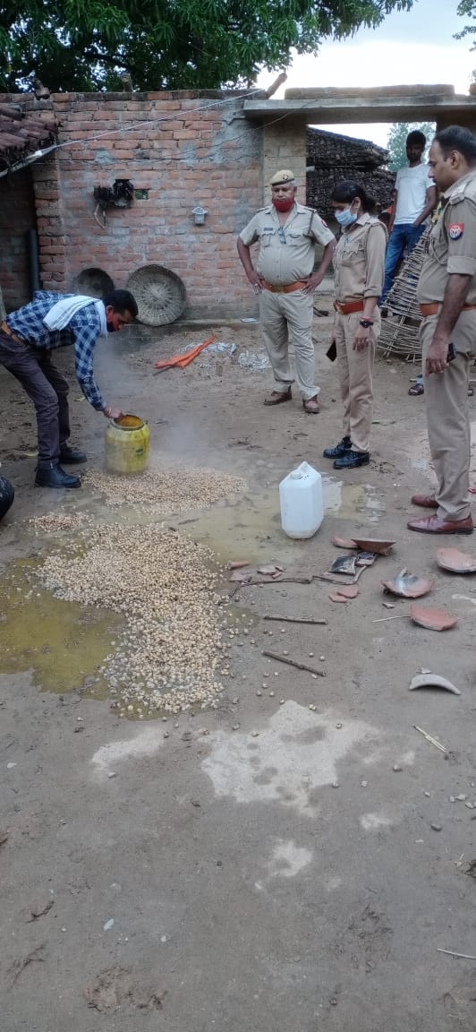 10 लीटर अवैध कच्ची शराब के साथ महिला को किया गिरफ्तार व लहन को पुलिस ने किया नष्ट