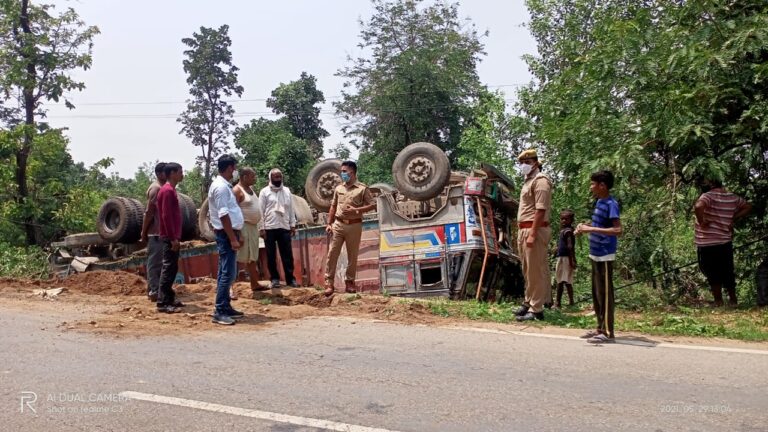 बभनी : पुलिया मे साइड वाल नही, ट्रक हुई दुर्घटना ग्रस्त, ड्राइवर व खलासी बाल बाल बचे।