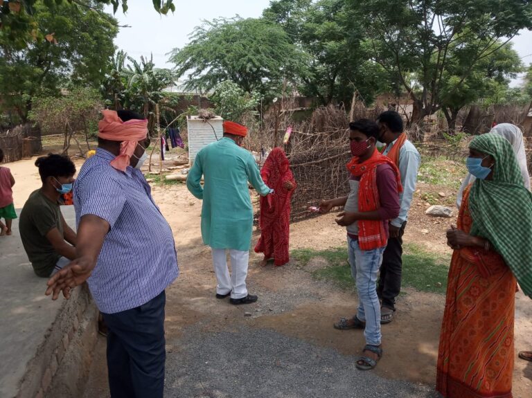 केंद्र सरकार के 7 वर्ष पूर्ण होने पर भाजपा कार्यकर्ताओं ने वितरण किया मास्क सेनिटाइजर साबुन