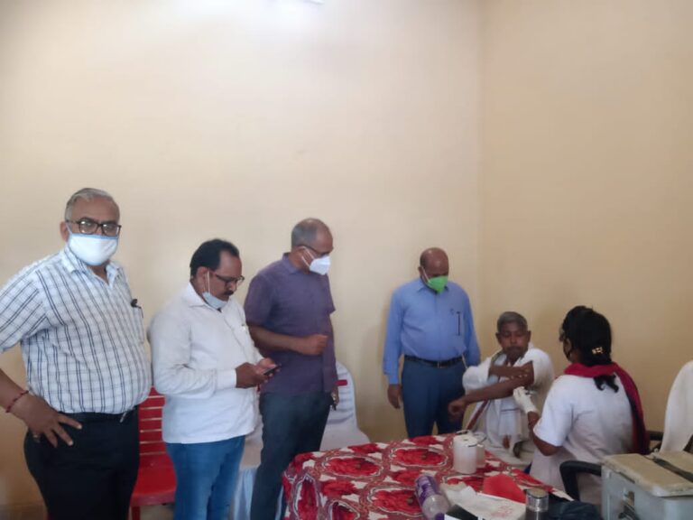 ग्रामीण क्षेत्रों में कोविड टीकाकरण जन जागरूकता को तहसीलदार, बी डी ओ, सामुदायिक स्वास्थ्य केंद्र अधीक्षक व ग्राम प्रधान नें किया जागरूक