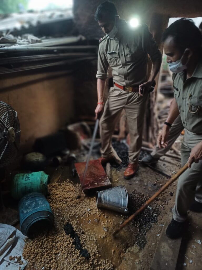 मुखबिर की सुचना पर मलिन बस्ति में 20 लीटर कच्ची शराब के साथ हुए गिरफ्तार