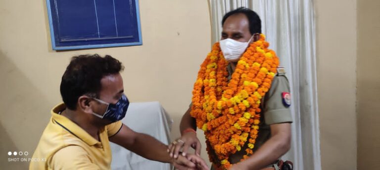 कोविड 19 में व्यापार मण्डल संग स्थानीय व्यापारियों ने किया चौकी इंचार्ज का सम्मान