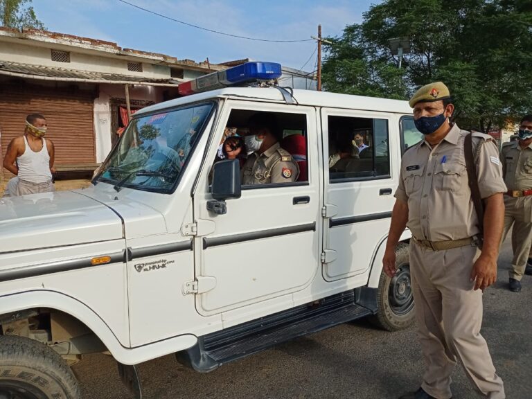 प्रभारी निरीक्षक विंढमगंज ने बाजार में घूम घूम कर लापरवाही न बरतने का की अपील