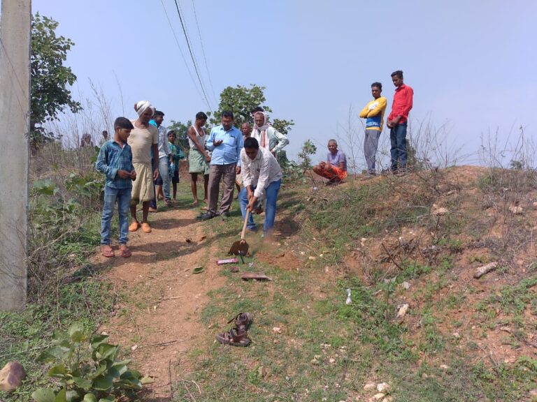 सागोबांध:ग्राम प्रधान पति ने सड़क निर्माण के श्री गणेश से किया अपने कार्यकाल का शुभारम्भ