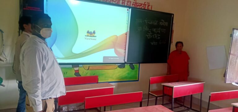 लैंको के द्वारा मल्देवा गाँव के प्राथमिक विद्यालयों में लगा स्मार्ट क्लास हेतु LED वॉल प्रोजेक्टर।