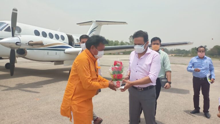 माननीय मुख्यमंत्री जी के प्रमुख सचिव व विशेष सचिव का म्योरपुर हवाई अड्डे पर चार्टर विमान से आगमन